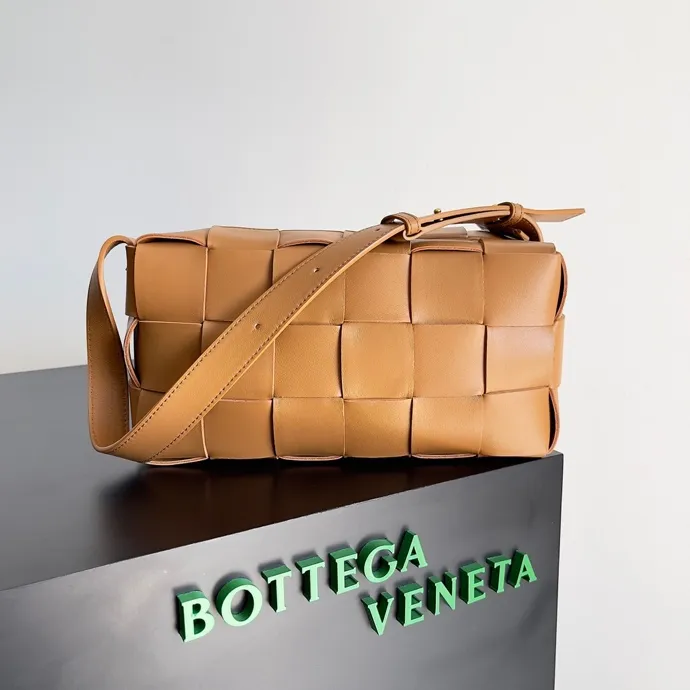 Batch 1460 #B's new model is coming! BRICK CASSETTE armpit bag, the traditional woven logo is instantly recognizable✅ Large grid weaving has always been fashionable, armpit bags are even more fashionable and foreign-style. Elegant big brick🧱 Sheepskin material is light and comfortable, has a huge sense of capacity and space, has a dark layer inside, practical inside, fashionable appearance design, durability and temperament coexist. Elegant big brick, come and plant the same underarm bag from star Zhou Yutong! Size: 28x14x10 Model: 9306